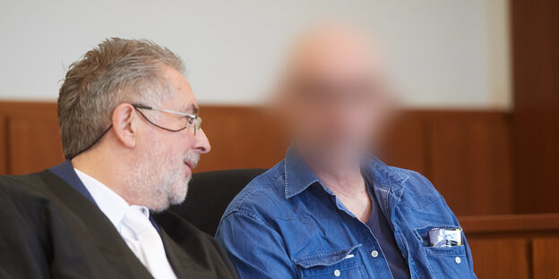 Der Angeklagte sitzt neben seinem Anwalt, sein Gesicht ist verpixelt Der Angeklagte sitzt neben seinem Anwalt, sein Gesicht ist verpixelt