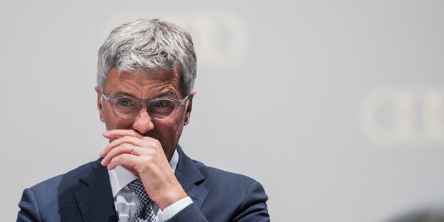 Rupert Stadler hält sich die Hand vor das Gesicht Rupert Stadler hält sich die Hand vor das Gesicht