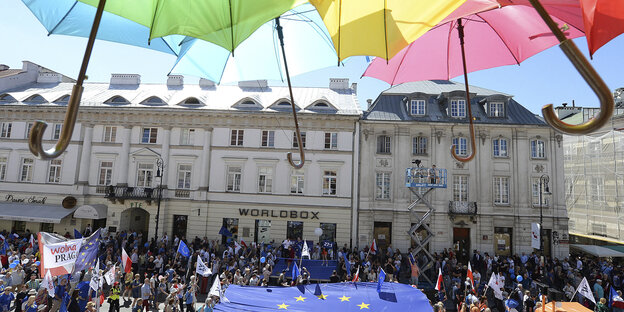 Bunte Schirme und die Europa-Flagge beim "Marsch der Freiheit" in Warschau