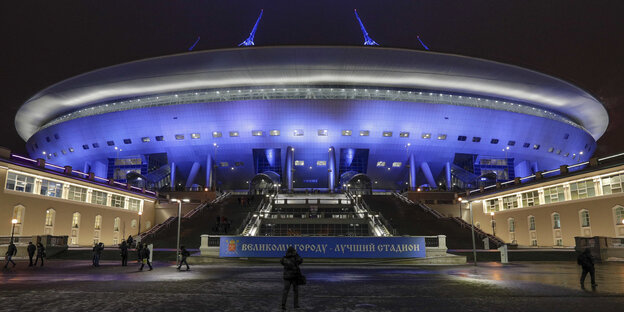 Ein Stadion wird blau angestrahlt