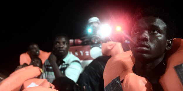 Geflüchtete in Rettungswesten Geflüchtete in Rettungswesten