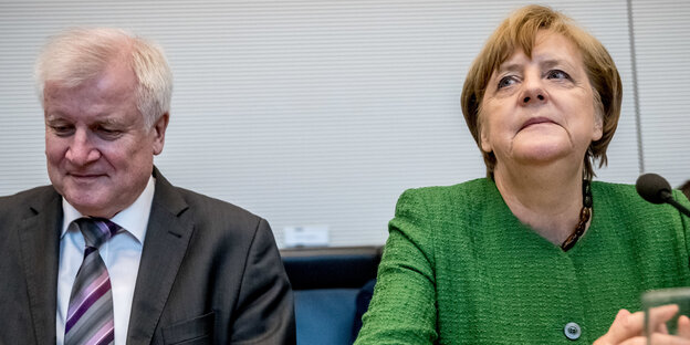 Innenminister Horst Seehofer sitzt neben Bundeskanzlerin Angela Merkel Innenminister Horst Seehofer sitzt neben Bundeskanzlerin Angela Merkel