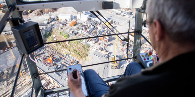 Kranfahrer schaut auf S21-Baustelle Kranfahrer schaut auf S21-Baustelle