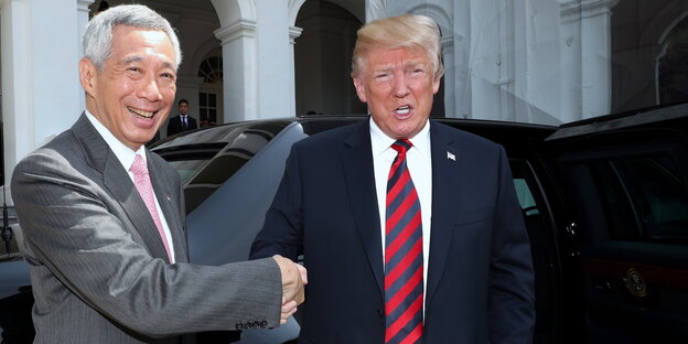 Singapurs Präsident lächelnd neben Trump Singapurs Präsident lächelnd neben Trump