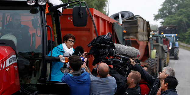 Christine Lambert vom Bauernverband in Frankreich steht auf einem Traktor, der eine Straße versprerrt Christine Lambert vom Bauernverband in Frankreich steht auf einem Traktor, der eine Straße versprerrt