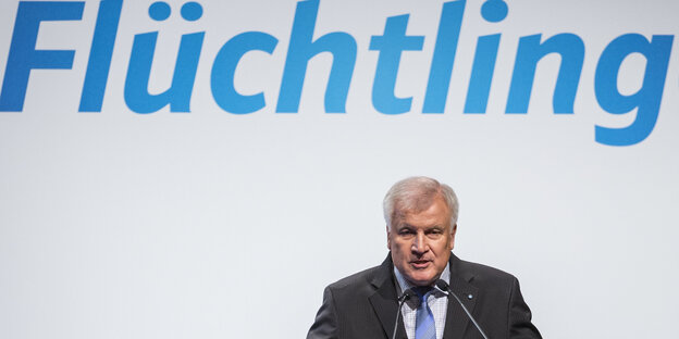 Seehofer vor "Flüchtling"-Schriftzug Seehofer vor "Flüchtling"-Schriftzug