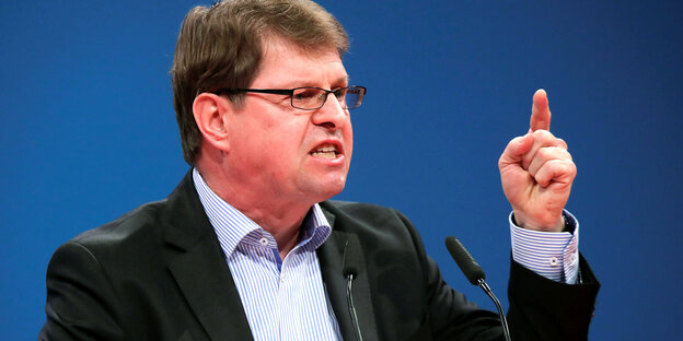 Realf Stegner mit erhobenem Zeigefinger Realf Stegner mit erhobenem Zeigefinger