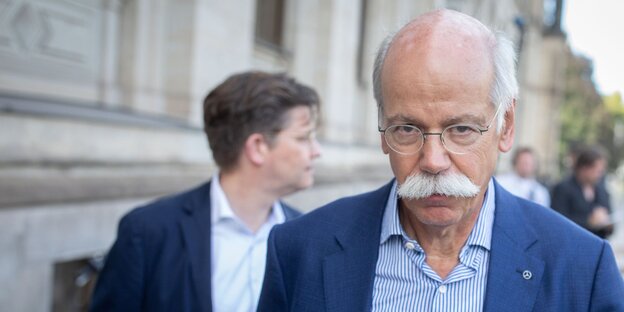 Dieter Zetsche steigt aus einem Mercedes Dieter Zetsche steigt aus einem Mercedes