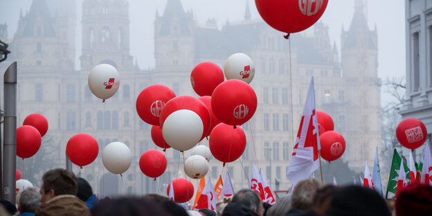 Luftballons der Lehrergewerkschaft GEW fliegen bei einer Demo Luftballons der Lehrergewerkschaft GEW fliegen bei einer Demo