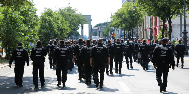 Viele Polizisten auf einer Straße Viele Polizisten auf einer Straße