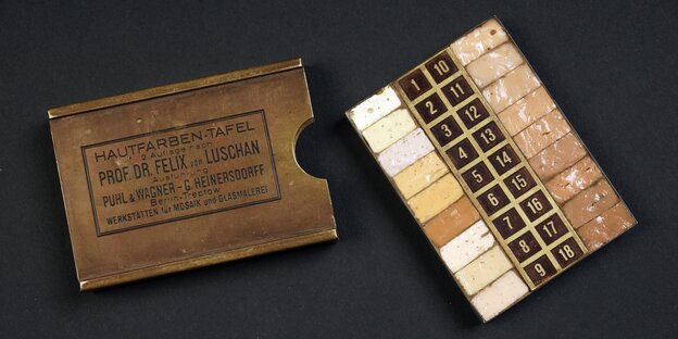 Eine Hautfarbentafel aus dem Jahr 1900 Eine Hautfarbentafel aus dem Jahr 1900