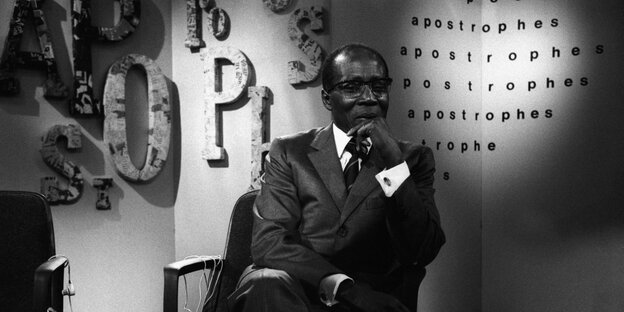 Léopold Sédar Senghor, der ersten Präsidenten des Senegal, in Sitzpose Léopold Sédar Senghor, der ersten Präsidenten des Senegal, in Sitzpose