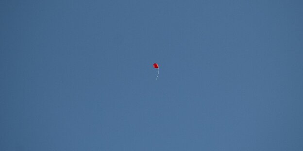 Ein einsamer roter SPD-Ballon fliegt durch den blauen Himmel