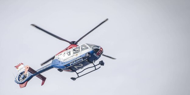 Hubschrauber fliegt in der Luft Hubschrauber fliegt in der Luft