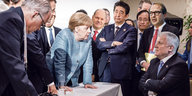 Das Bild ist eine Fotomontage vom G7-Gipfel. Die Köpfe von Trump und Bolten sind mit Seehofers und Dobrindths vertauscht.