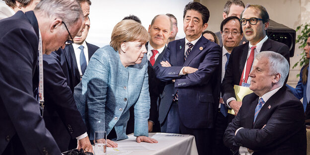 Das Bild ist eine Fotomontage vom G7-Gipfel. Die Köpfe von Trump und Bolten sind mit Seehofers und Dobrindths vertauscht. Das Bild ist eine Fotomontage vom G7-Gipfel. Die Köpfe von Trump und Bolten sind mit Seehofers und Dobrindths vertauscht.