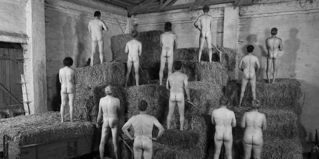 Nackte Menschen auf Heuballen, von hinten fotografiert Nackte Menschen auf Heuballen, von hinten fotografiert