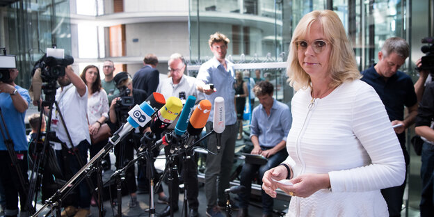 Zur Bamf-Affäre tritt die Vorsitzende des Innenausschusses, Andrea Lindholz, vor die Mikrofone. Im Hintergrund Reporter*innen Zur Bamf-Affäre tritt die Vorsitzende des Innenausschusses, Andrea Lindholz, vor die Mikrofone. Im Hintergrund Reporter*innen