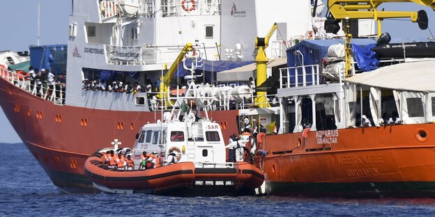Die italienische Küstenwache nähert sich der Aquarius Die italienische Küstenwache nähert sich der Aquarius