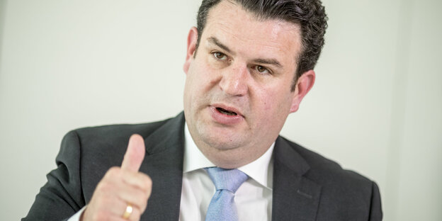 Hubertus Heil ist Arbeitsminister, er streckt den Daumen hoch. Sein Gesetz zur Brückenteilzeit wurde vom Bundeskabinett beschlossen Hubertus Heil ist Arbeitsminister, er streckt den Daumen hoch. Sein Gesetz zur Brückenteilzeit wurde vom Bundeskabinett beschlossen