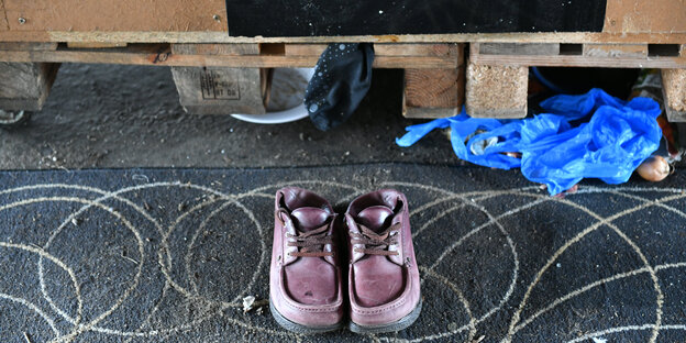 Schuhe vor einer Holzhütte Schuhe vor einer Holzhütte