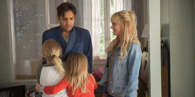 Anna Faris als Kate und Eugenio Derbez als Leonardo mit zwei Kindern in einer Szene der Komödie „Overboard“