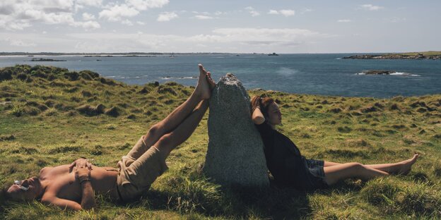 Mann und Frau im Gras Mann und Frau im Gras