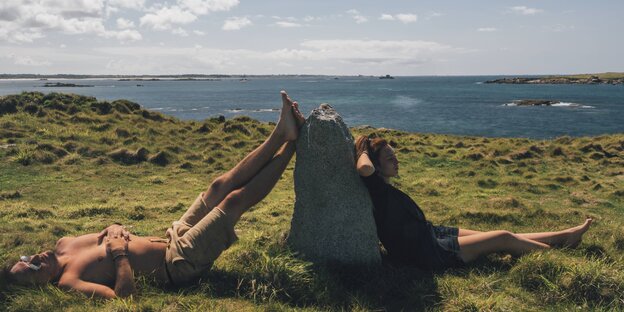 Mann und Frau im Gras