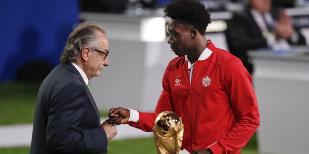 Ein mexikanischer Sportfunktionär und ein kanadischer Spieler Ein mexikanischer Sportfunktionär und ein kanadischer Spieler