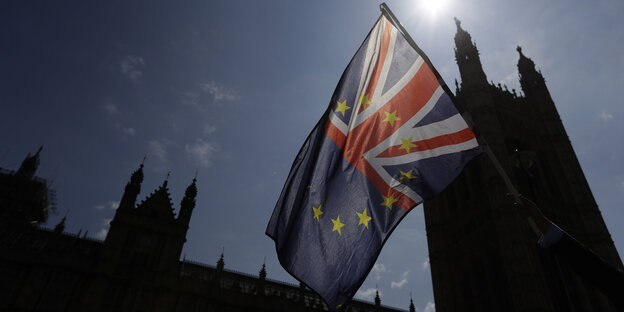 Eine Fahne, die zur Hälfte aus der britischen und zur Hälfte aus der Europaflagge besteht vor dem britischen Parlament Eine Fahne, die zur Hälfte aus der britischen und zur Hälfte aus der Europaflagge besteht vor dem britischen Parlament