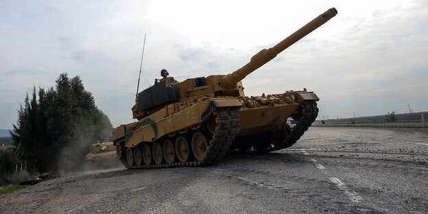 Ein Leopard-Panzer auf einer Straße Ein Leopard-Panzer auf einer Straße