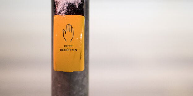 Fußgängerampel mit Schalter, darauf steht "bitte berühren" Fußgängerampel mit Schalter, darauf steht "bitte berühren"