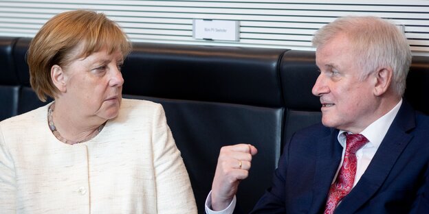 Merkel und Seehofer, er ballt seine Faust Merkel und Seehofer, er ballt seine Faust
