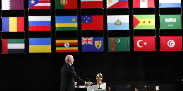 Fifa-Präsident Gianni Infantino spricht unter vielen verschiedenen Landesflaggen Fifa-Präsident Gianni Infantino spricht unter vielen verschiedenen Landesflaggen