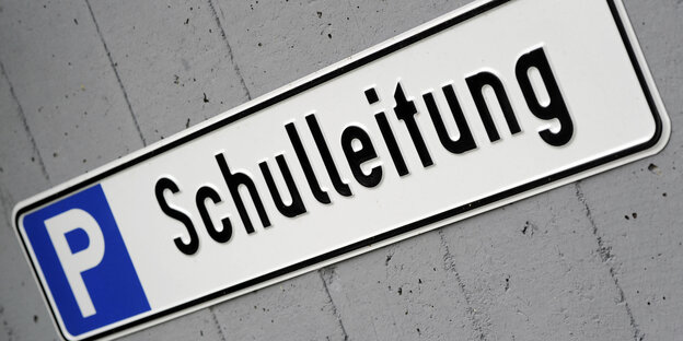 Ein Parkplatzschild auf dem Schulleitung steht Ein Parkplatzschild auf dem Schulleitung steht