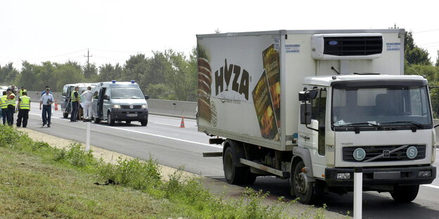 Ein Lastwagen steht an einer Autobahn Ein Lastwagen steht an einer Autobahn