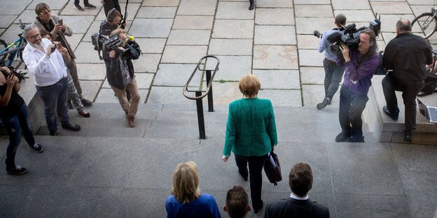 Die Kanzlerin von hinten auf der Reichstagstreppe Die Kanzlerin von hinten auf der Reichstagstreppe