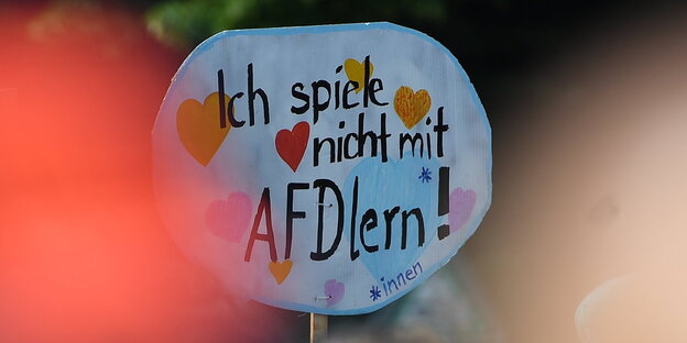 Plakat mit der Aufschrift: "Ich spiele nicht mit AfDlern" Plakat mit der Aufschrift: "Ich spiele nicht mit AfDlern"