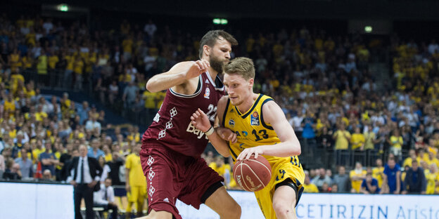 Berlins Marius Grigonis versucht, mit dem Ball an Münchens Danilo Barthel vorbeizukommen Berlins Marius Grigonis versucht, mit dem Ball an Münchens Danilo Barthel vorbeizukommen