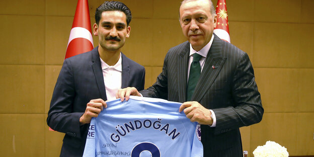 Ilkay Gündogan, Recep Tayyip Erdoğan und ein Trikot Ilkay Gündogan, Recep Tayyip Erdoğan und ein Trikot