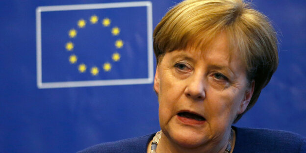 Merkels Kopf, zur Seite geneigt und wie verdrängt von einem Symbol der EU auf blauem Grund Merkels Kopf, zur Seite geneigt und wie verdrängt von einem Symbol der EU auf blauem Grund
