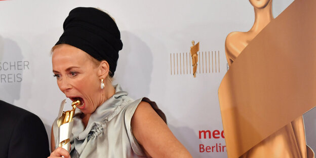 Katja Riemann steckt den Filmpreis Lola fast in den Mund Katja Riemann steckt den Filmpreis Lola fast in den Mund