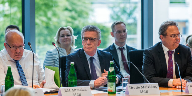 Peter Altmaier, Thomas de Maizière und Hans-Peter Friedrich sitzen nebeneinander Peter Altmaier, Thomas de Maizière und Hans-Peter Friedrich sitzen nebeneinander