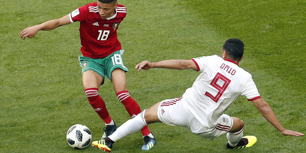 Zwei Spieler im Zweikampf Zwei Spieler im Zweikampf