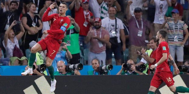 Ronaldo springt vor Freude in die Luft Ronaldo springt vor Freude in die Luft