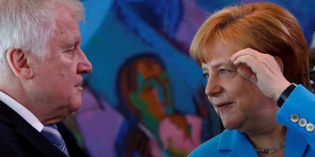 Horst Seehofer und Angela Merkel gucken sich an Horst Seehofer und Angela Merkel gucken sich an