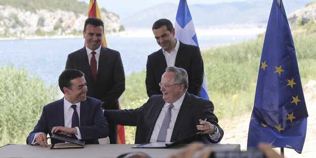 Alexis Tsipras und Zoran Zaev begutachten die Arbeit ihrer Außenminister Alexis Tsipras und Zoran Zaev begutachten die Arbeit ihrer Außenminister