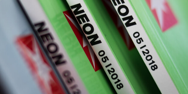 Mehrere Neon Magazine liegen im Regal Mehrere Neon Magazine liegen im Regal