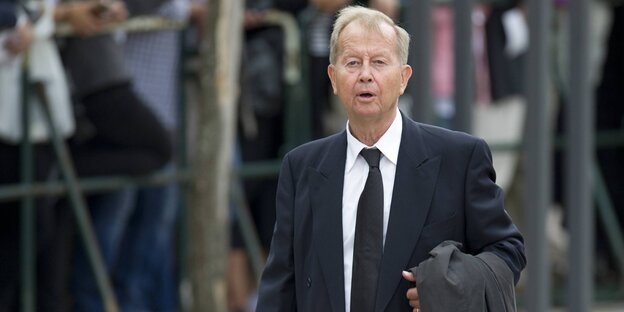 Ex-Kanzleramtminister Friedrich Bohl schaut in die Kamera Ex-Kanzleramtminister Friedrich Bohl schaut in die Kamera