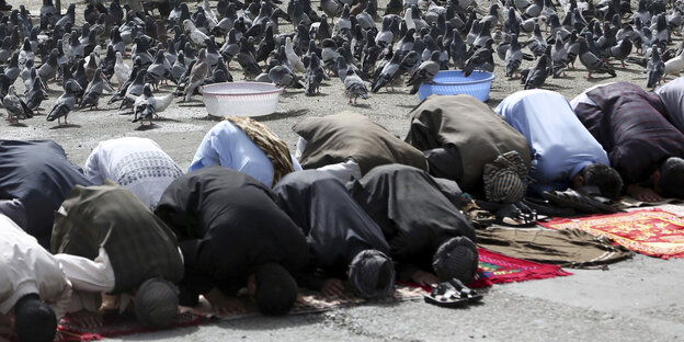 Gläubige Muslime nehmen am Eid al-Fitr Gebet vor der Shah-e-Dushamshera Moschee zum Ende des Fastenmonats Ramadan teil. Gläubige Muslime nehmen am Eid al-Fitr Gebet vor der Shah-e-Dushamshera Moschee zum Ende des Fastenmonats Ramadan teil.